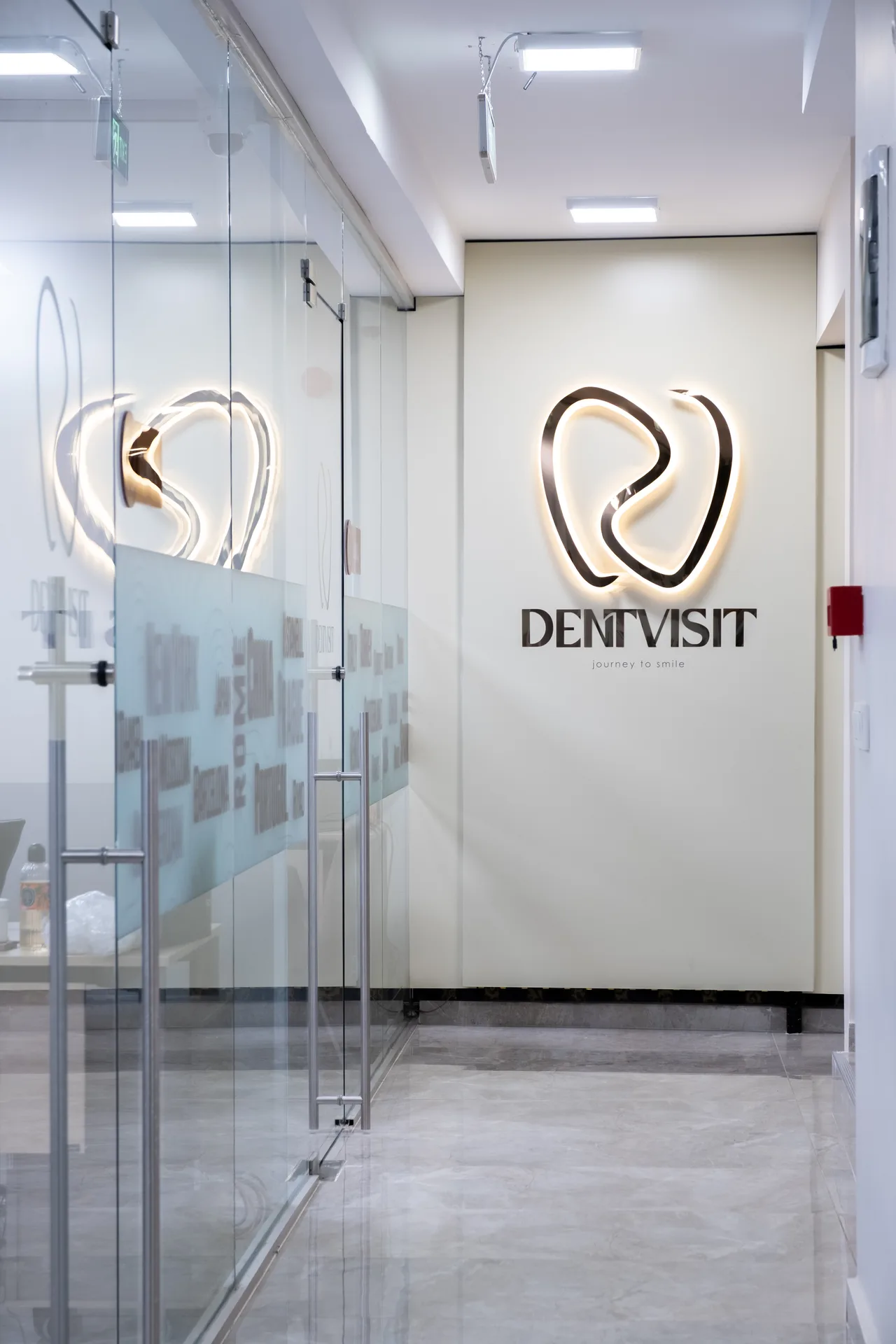 DentVisit — cam kapı ve klinik girişi