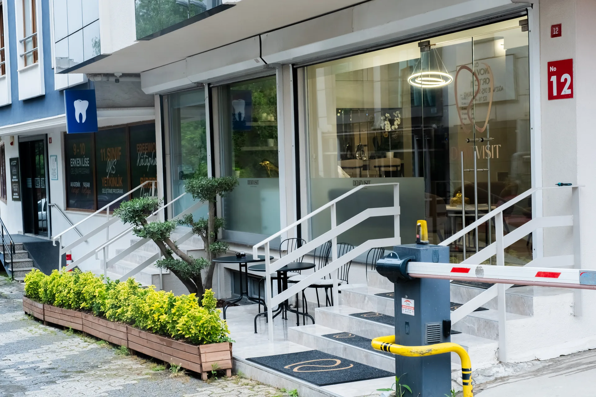 DentVisit — Ataşehir klinik dış cephesi