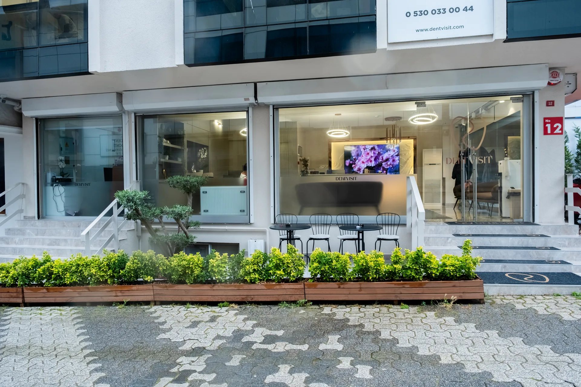DentVisit — klinik dış görünüm ve vitrin